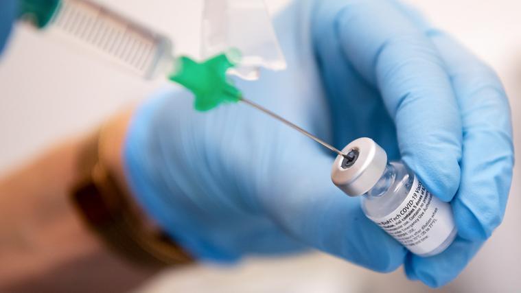 Beim Impfstoff der Hersteller Biontech/Pfizer deuten erste Laborergebnisse auf eine Wirksamkeit auch gegen Schlüsselmutationen der britischen wie südafrikanischen Variante hin.