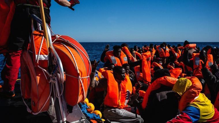 Das private Hilfsschiffs „Ocean Viking“ nimmt Migranten an Bord.