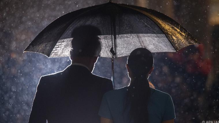 Dass Prinz Harry und seine Frau Meghan der Monarchie den Rücken zukehren, nehmen ihnen viele Briten offenbar übel: Knapp die Hälfte der Briten will Prinz Harry aus Thronfolge entfernen.