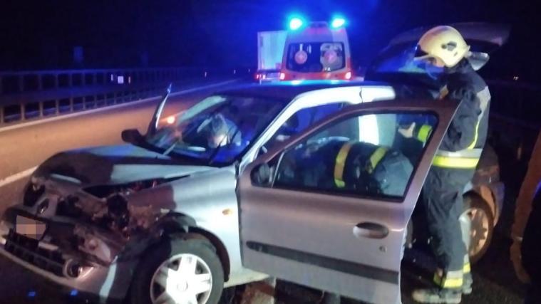 Den zerbeulten Pkw ließ der Fahrer an der Unfallstelle zurück.