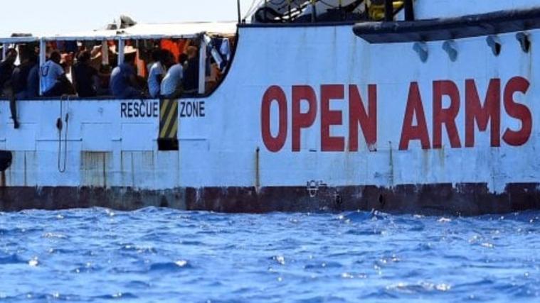 Die Crew des spanischen Hilfsschiffs „Open Arms“ sucht nach eigenen Angaben für rund 150 gerettete Bootsmigranten einen sicheren Hafen.