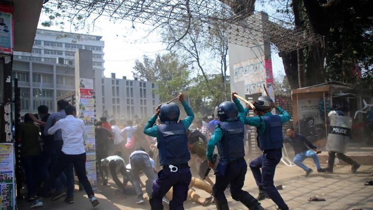 Die Polizei geht in Bangladesch mit Schlagstöcken und Tränengas gegen die Demonstranten vor.
