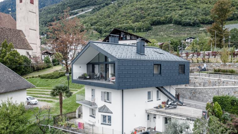 Die PREFA Dachsysteme eignen sich optimal für Sanierungsmaßnahmen. Die hochwertigen Aluminiumprodukte sind widerstandsfähig, rostfrei, sturmsicher, robust und haben gleichzeitig ein sehr geringes Eigengewicht.