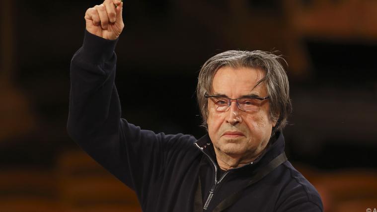 Dirigent Riccardo Muti wirft sich für Italiens Theaterhäuser in die Bresche.