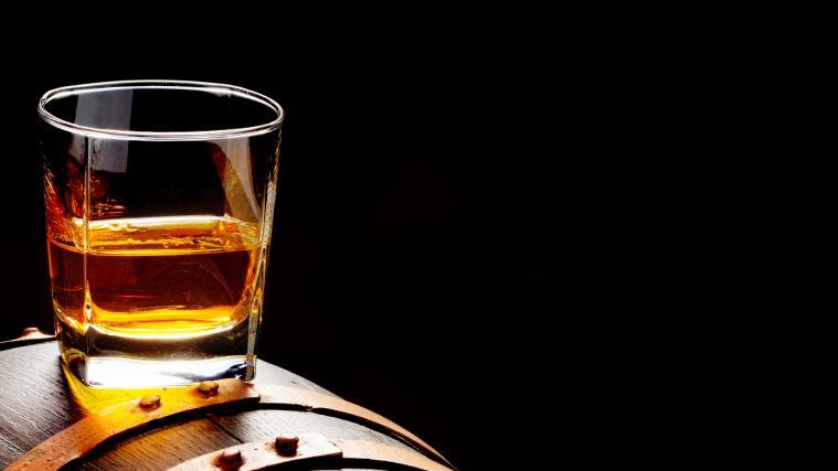 Ein Glas Whisky kann ein teures Vergnügen sein.