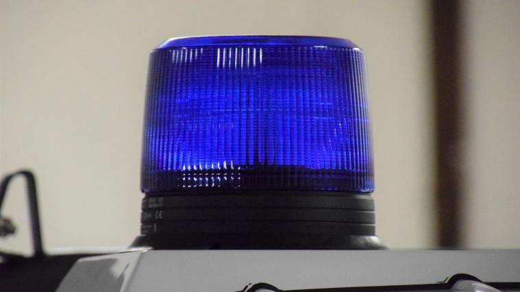 Eine ältere Frau wurde am Kopf getroffen und musste im Krankenhaus behandelt werden.