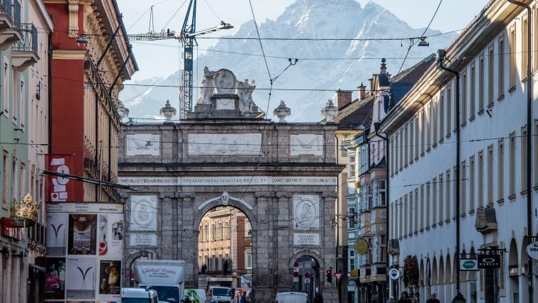 Eine Frau in Innsbruck wurde ausgeraubt. (Symbolbild)