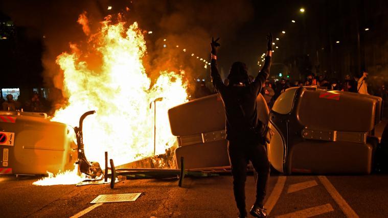 Hunderte Demonstranten schoben im Zentrum von Barcelona erneut Müllcontainer zu Barrikaden zusammen und setzten sie in Brand.