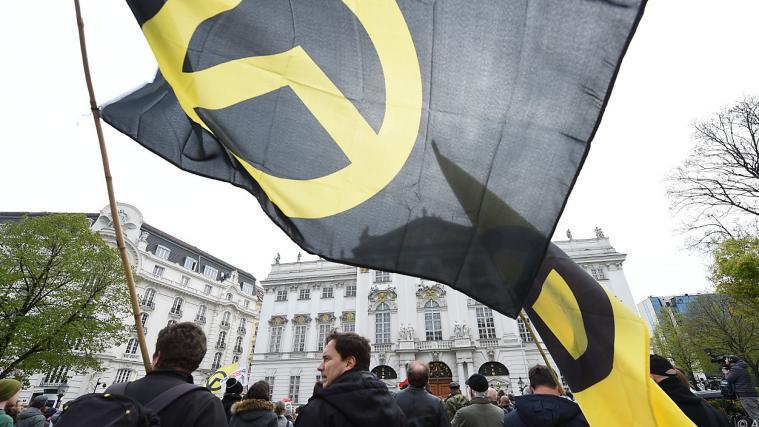 In Frankreich ist ein Verbotsverfahren gegen die bekannteste Organisation der Identitären eingeleitet worden. Symbolbild