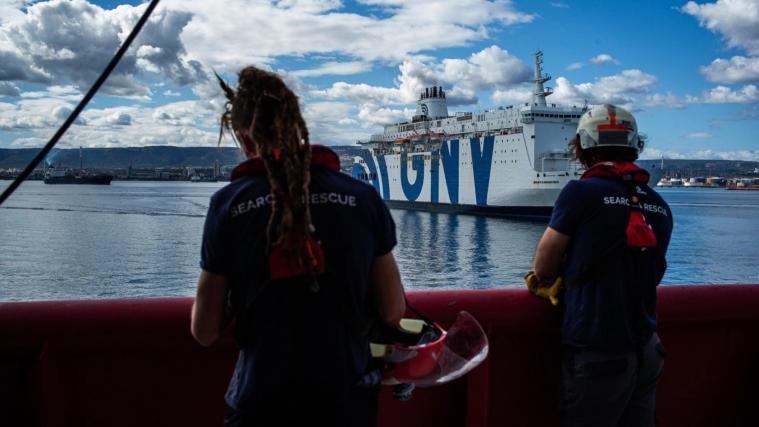 Mehrere Menschen, die über Bord gegangen seien, konnten danach auf die „Ocean Viking“ gebracht werden.