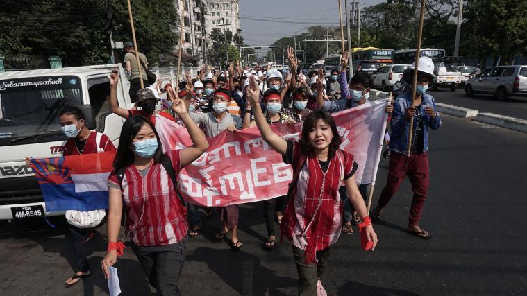 Menschen in Myanmar protestieren gegen die Machtübernahme der Armee.