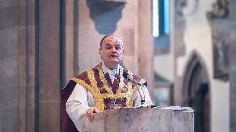 Mit dem heutigen Aschermittwoch beginnt die Fastenzeit. Dazu hat Bischof Ivo Muser (im Bild bei der Eucharistiefeier heute im Bozner Dom) einen Hirtenbrief verfasst.