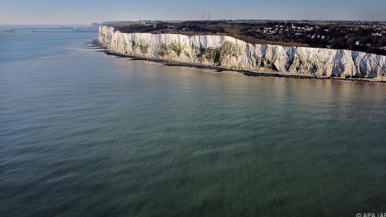 Mit Getöse stürzte ein Brocken der Klippen von Dover ins Meer.