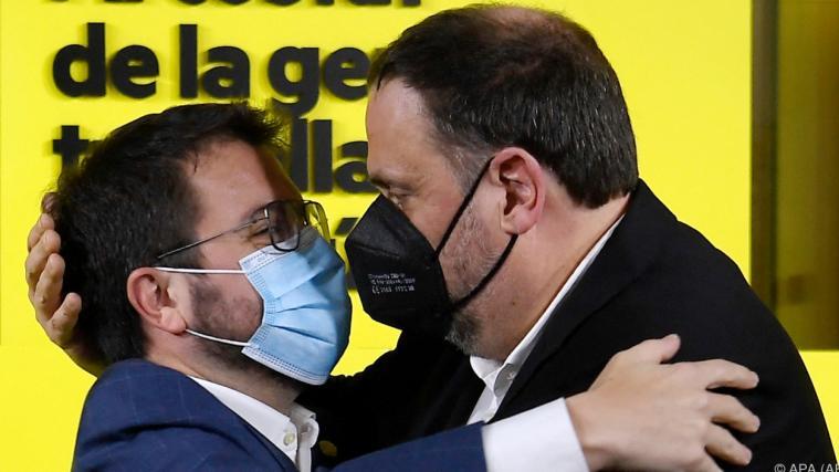 Pere Aragones und Oriol Junqueras feiern das gute Ergebnis ihrer Partei.
