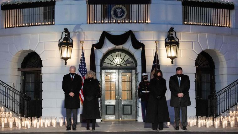 Präsident Joe Biden, First Lady Jill, Vizepräsidentin Kamala Harris und ihr Mann Douglas Emhoff verbeugten sich.