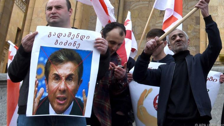Protestierende mit dem Bild des Milliardärs Bidsina Iwanischwili