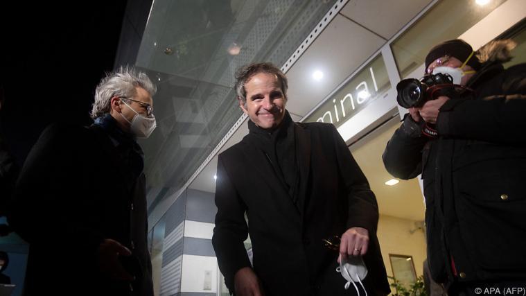 Rafael Grossi bei seiner Rückkehr am Flughafen Wien zufrieden.