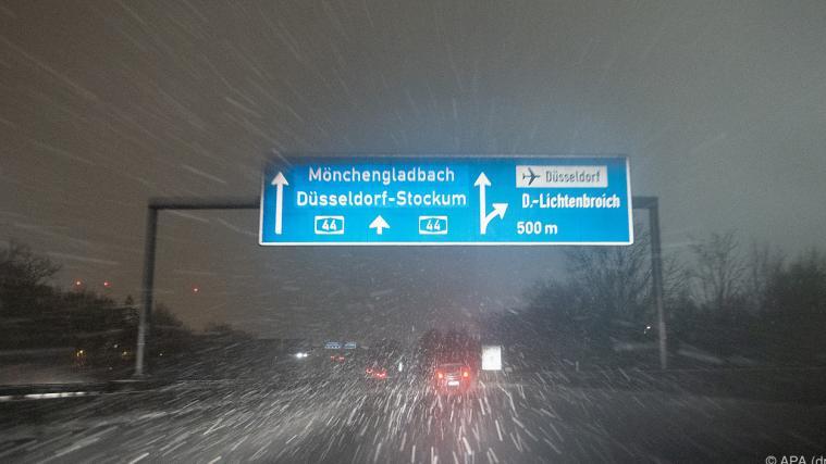 Spiegelglatte Straßen in Nordrhein-Westfalen.