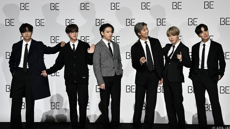 T-Shirts und Hosen der Boygroup BTS brachten 130.000 Dollar ein.