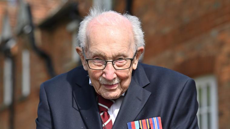 Tom Moore wurde mit Covid-19 ins Krankenhaus gebracht.