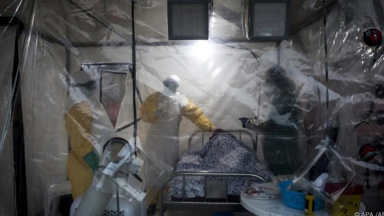 Untersuchungen an Ebola-Patientin im Kongo (Archivbild).