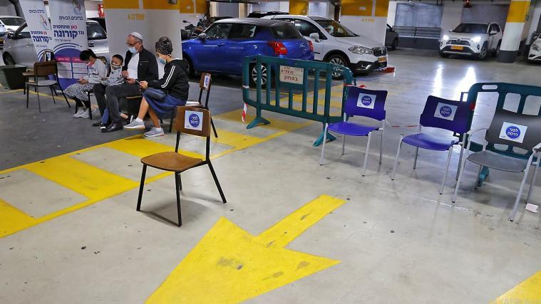 Warten im Impfzentrum in Tel Aviv auf die Immunisierung.