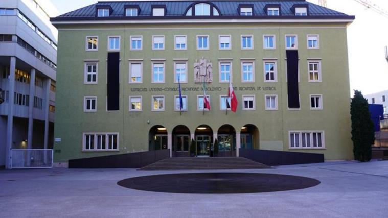 An der Fassade des Landtags hängen seit heute und die ganze Woche über zwei schwarze Trauerbanner.
