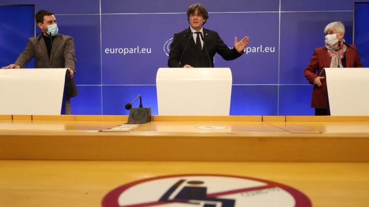 Antoni Comin (von links), Carles Puigdemont und Clara Ponsati bei der Pressekonferenz, nachdem das EU-Parlament die Immunität der katalanischen Politiker aufgehoben hat.