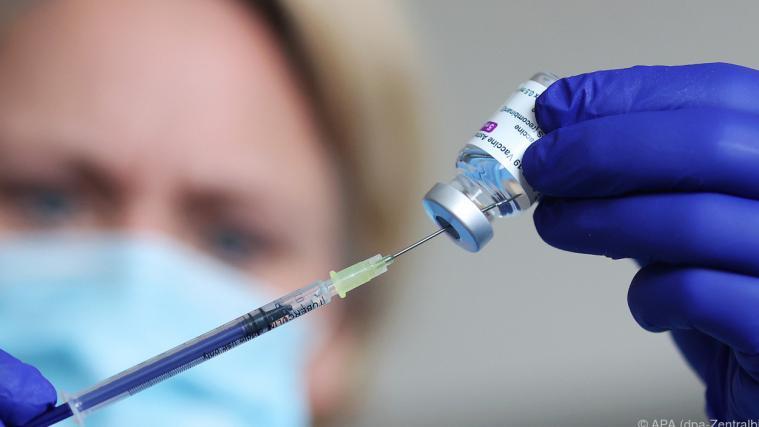 AstraZeneca betont erneut Sicherheit des Corona-Vakzins.