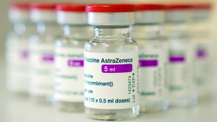 Astrazeneca weißt die Berichte über zurückgehaltene Impfdosen zurück.