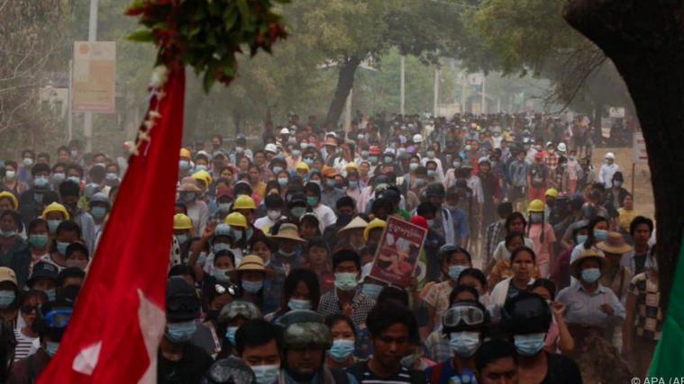 Auch am Montag gingen zahlreiche Menschen auf Myanmars Straßen.