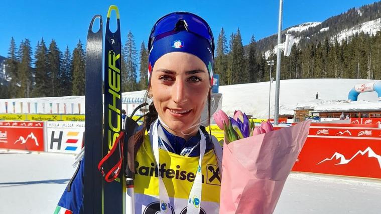 Blumen und Edelmetall: Rebecca Passler ließ sich in Obertilliach prämieren.