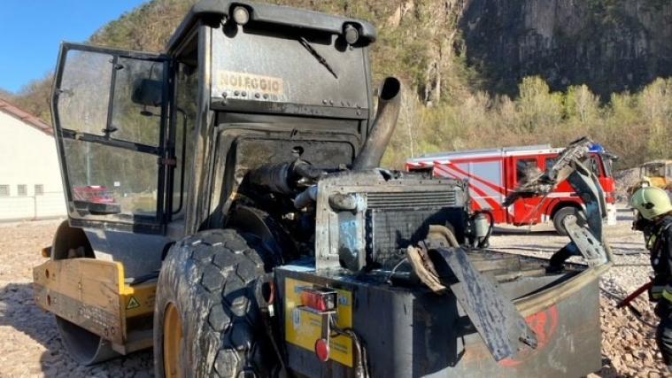 Das Feuer hat die Maschine beschädigt.