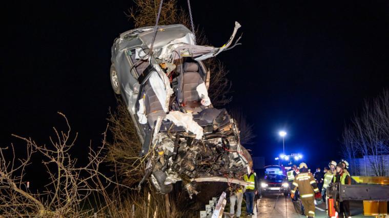 Das Unfallwrack wurde von der Feuerwehr geborgen.