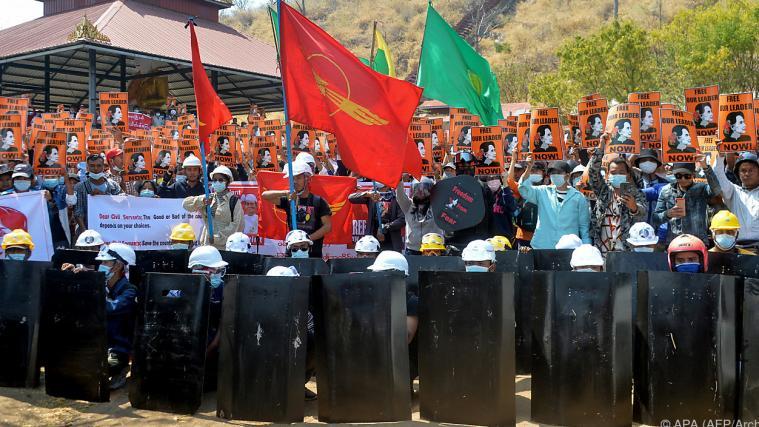 Demokratie-Aktivisten in Myanmar versuchen, sich so gut wie möglich zu schützen.