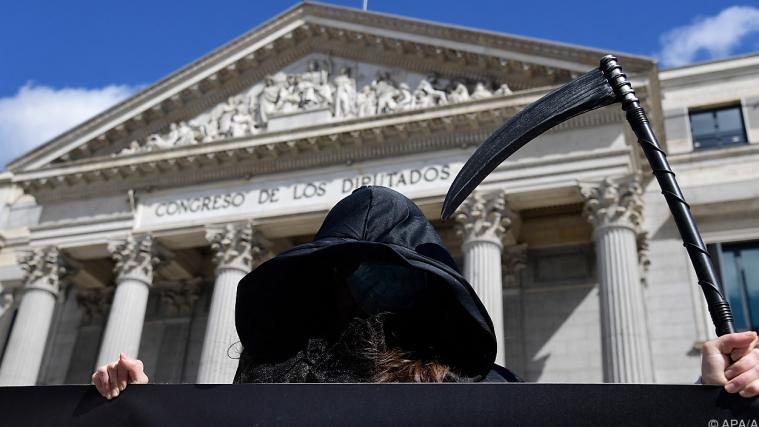 Demonstrant gegen Sterbehilfe vor dem spanischen Parlament.