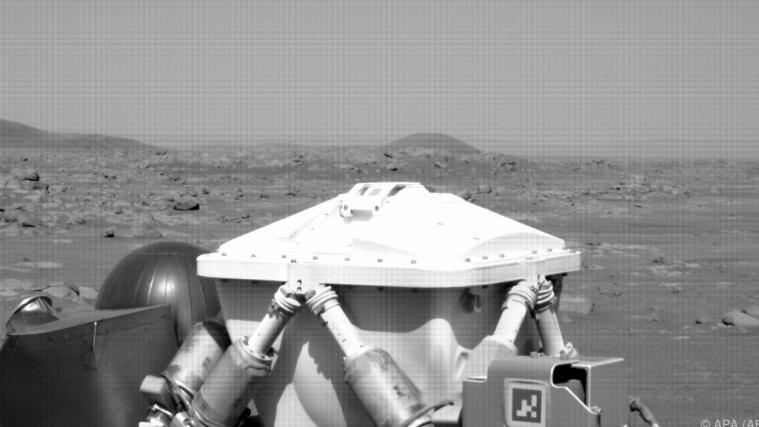 Der Mars-Rover untersucht den Roten Planeten.