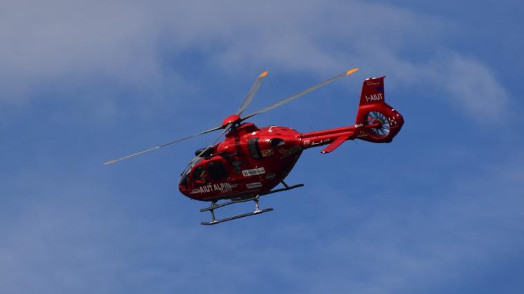 Der Notarzthubschrauber Aiut Alpin brachte das Baby und die besorgte Mutter aus Völs in das Krankenhaus von Bozen.