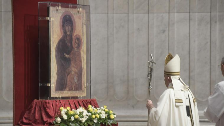 Der Papst nach der Feier der Osternacht im vergangenen Jahr.