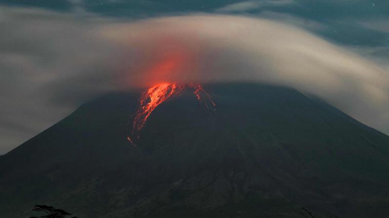 Der Vulkan Merapi auf der indonesischen Insel Java hat erneut glühende Asche und Gestein herausgeschleudert.