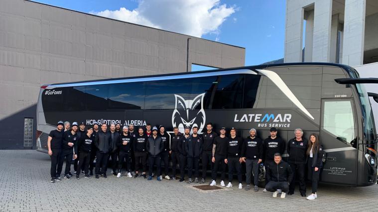 Die Bozner Mannschaft vor dem Bus, mit dem sie in dieser Saison bereits 21.000 Kilometer zurückgelegt haben.