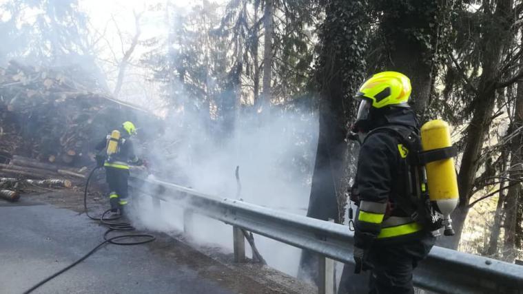 Die Feuerwehrleute verhinderten, dass sich der Brand weiter ausbreiten konnte.