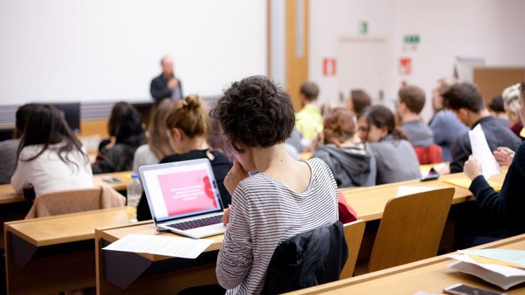 Die Hörsäle der Universität Bozen sind seit November leer: Alle Vorlesungen finden online statt. Das hat auch Auswirkungen auf die Studentenheime. Ihre Bewohner wünschen sich einen Mieterlass.
