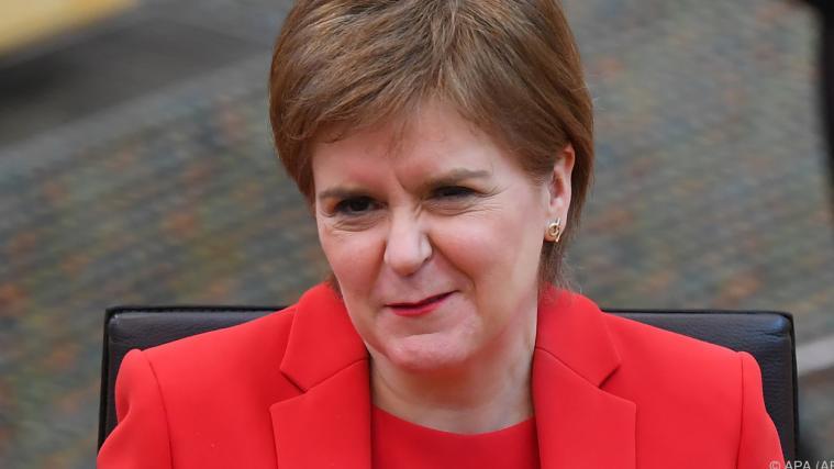 Die schottische Regierungschefin Nicola Sturgeon geht mit dem Referendumsversprechen in die Wahl.