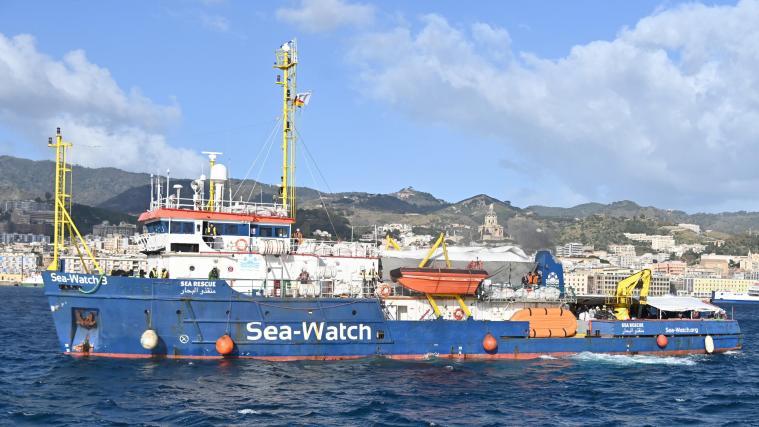 Die „Sea-Watch 3“ sei jedoch ausgestattet, um maximal 22 Menschen an Bord zu nehmen, berichtete die Küstenwache.