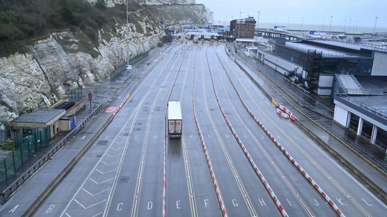 Dieses Foto vom 4. Jänner zeigt den Hafen von Dover: Die Exporte in die EU sind um einen Rekordwert von 41 Prozent eingebrochen.