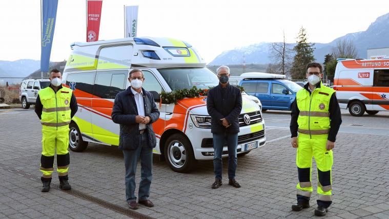 Dr. Reinhold Marsoner, Verwaltungsratsmitglied der Stiftung Südtiroler Sparkasse, Ivo Bonamico, Direkto des Weißen Kreuzes, Stefan Huber, Sektionsleiter der Sektion Mühlbach und Mühlbachs Dienstleiter Arthur Punter bei der feierliche Übergabe.