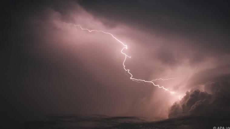 Ein Blitzeinschlag während eines heftigen Unwetters hat einen kompletten Stromausfall auf der portugiesischen Insel Madeira ausgelöst. Archivbild