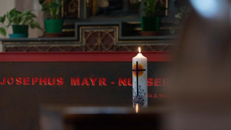 Ein Licht der Hoffnung brannte im Bozner Dom am Gedenktag für die Opfer der Pandemie.