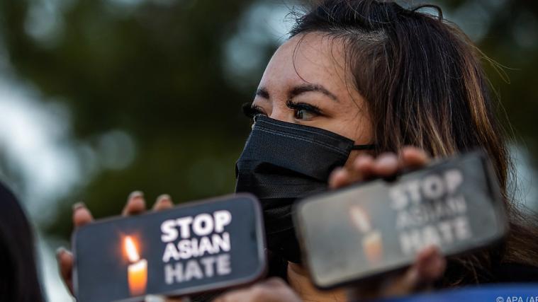 Ein Mahnwache wurde nach dem Tod von 6 asiatischstämmigen Frauen abgehalten.